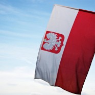 PiS wzywa do śpiewania hymnu