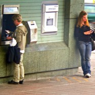 Opłaty za wypłatę z bankomatu – nawet 20 zł