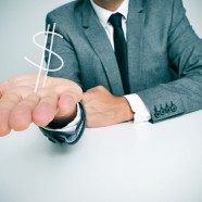 Co wpływa na wysokość wynagrodzeń? Sprzedawcy w czołówce zarobków