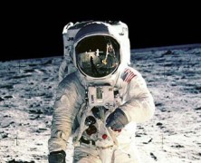 Czy Apollo 11 lądowa...